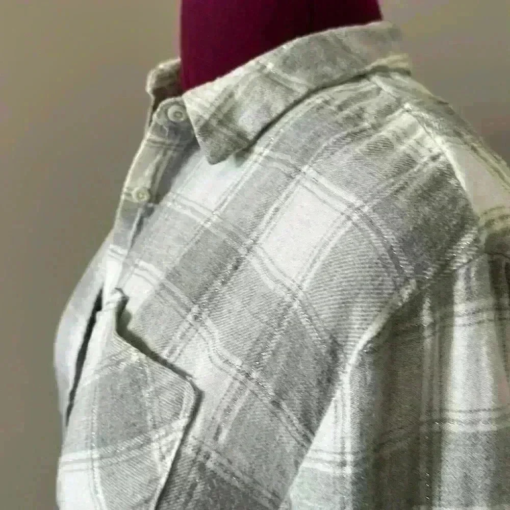 Slightly used plaid shirt - Picture 3 of 6